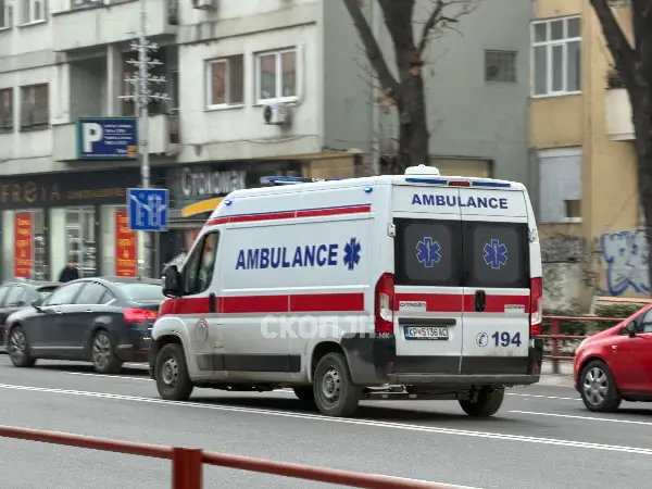 19-годишник паднал од балкон на зграда во Карпош, пренесен на Клиникa