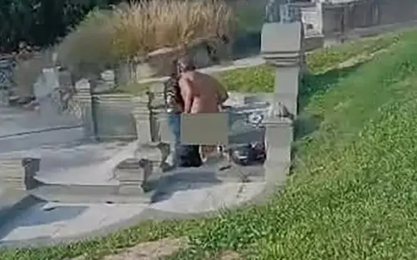 Скандал на гробишта: Сосема голи во интимен занес- не им било прв пат (ФОТО)