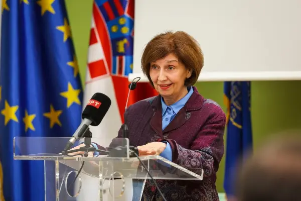 СИЉАНОВСКА ВО ХРВАТСКА: Граѓаните во Македонија имаат јасен став, 80 отсто не сакаат да се менува Уставот, а 70 отсто се за влез во ЕУ