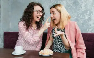 Сакате да им се допаѓате на луѓето? Ново истражување вели – смејте се на своја сметка кога ќе се посрамотите