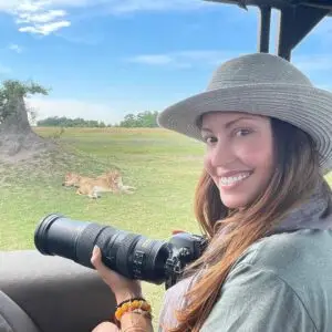 ФОТО | Легендарната „Чехинка“ од „Американска пита“ го замени холивудскиот гламур со африканската дивина