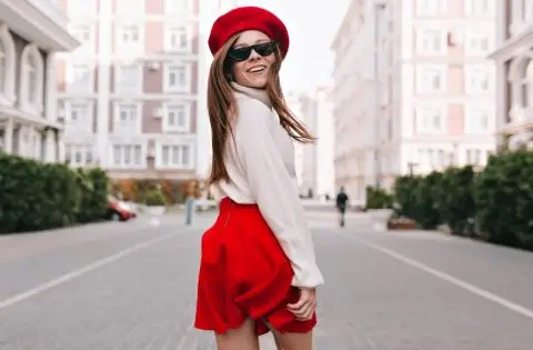 Црвено здолниште – моден пролетен тренд што ги освои улиците и модните писти