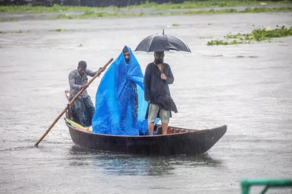 Најмалку 24 лица загинаа откако автобус се урна во река додека се обидуваше да се качи на ферибот во Бангладеш