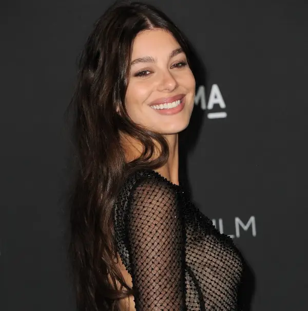 (Видео) Таа го „запали“ студиото со деколтето, но и водителот – луѓето му порачаа да внимава каде гледа