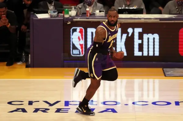 Повлекувањето на Џејмс од франшизата во Лас Вегас може да биде поврзано со проект за алтернативна лига