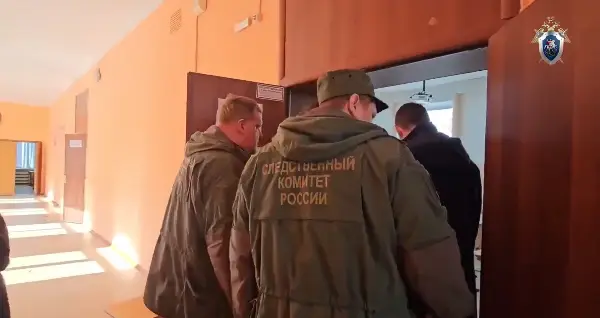 (Видео) Пукање во средно училиште во Русија: Ученик ранил соученик, па скокнал низ прозорец