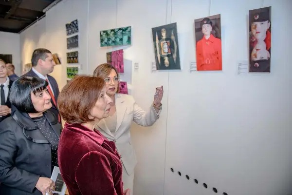 Силјановска Давкова ја отвори изложбата „Архивски документи” на Жанета Вангели во македонскиот КИЦ во Загреб