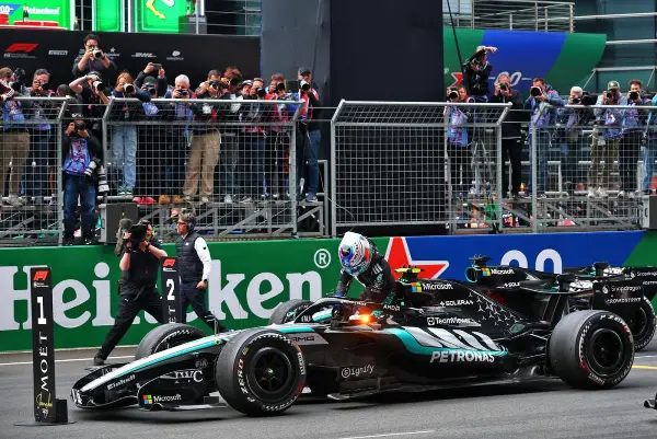 Мерцедес направи корекција на предното крило на нивните болиди по жалбата од Ферари