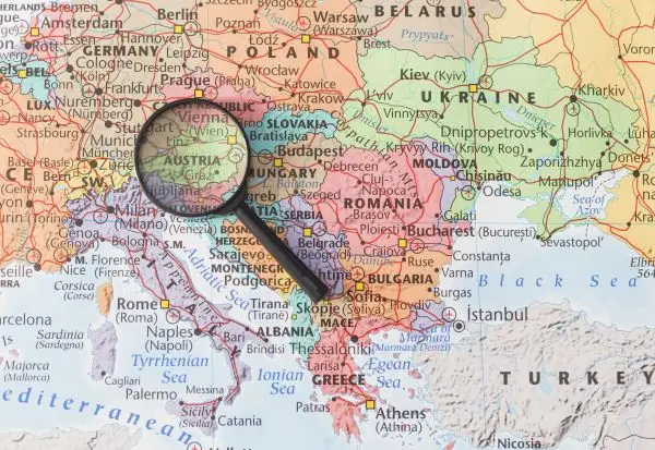 Кој е најгрдиот главен град на Балканот? Мртва трка помеѓу две престолнини!