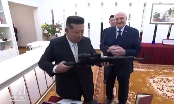 (Видео) Ким Џонг Ун ја репетира пушката пред Лукашенко. „Точно! Ким знае како да користи пушка“