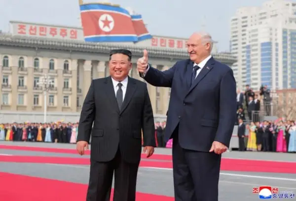 ЛУКАШЕНКО ВО СЕВЕРНА КОРЕЈА: Белорускиот претседател пречекан од Ким со воена парада, донесе и букет испратен од Владимир Путин