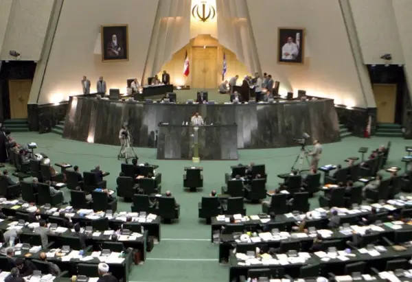 Иранскиот парламент подготвува закон за наплата за премин низ Ормуска Теснина