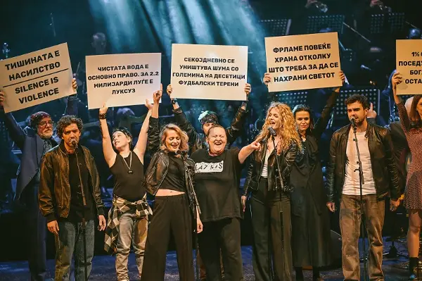 Кога „Глумците пеат“, Скопје се забавува