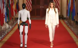 ФОТО+ВИДЕО | Меланија Трамп се прошета со хуманоиден робот низ Белата Куќа: „Вештачката интелигенција го менува светот“