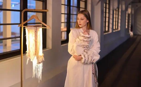 „Кружен луксуз од остатоци до наследство“ – Евгенија Зафировска со нова колекција на уникатна облека и мебел