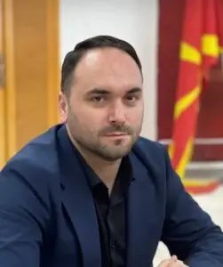 Директорот на театарот во Гостивар вршел притисок вработените да ги повлечат тужбите за пониски плати – обвинува Синдикатот