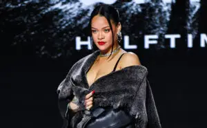 Жената обвинета за пукање кон куќата на Ријана се изјасни за невина за обид за убиство