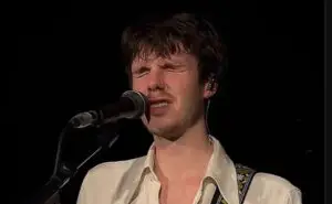 ВИДЕО | Круз Бекам се расплака додека пееше песна посветена на брат му Бруклин – го утеши член на бендот