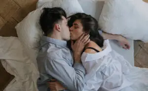 Љубовен хороскоп за април: Рибите ќе имаат средба како од бајките, Раковите наместо страст, да бараат мир