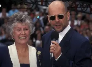 ВИДЕО | Госпоѓа Вилис, волонтер во полицијата на Лос Анџелес, е прогласена за „икона“ исто како и нејзиниот син Брус