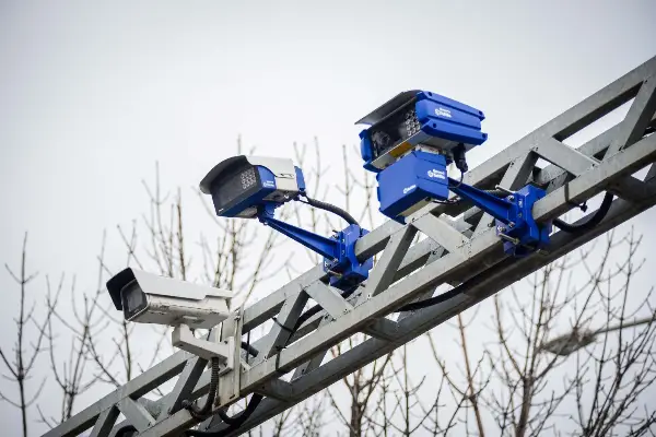 Камери на улиците во Велес: Се поставува опрема за проектот „Безбеден град“