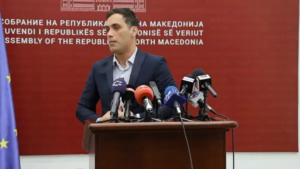 Мециновиќ кон Николоски: Ќе го претворите народот во киријаши додека олигархијата гради и профитира