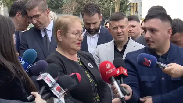 Новинарот Адеми: Премиере, станувате причина за бројни закани од македонски граѓани што ги добивам преку СМС-пораки