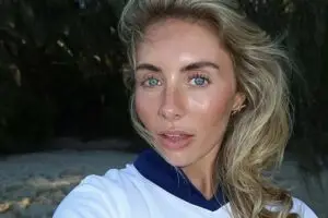 Бони Блу, ѕвездата на Онлифанс го става името на бебето на аукција: „Правото ќе го добие тој што ќе понуди најмногу“