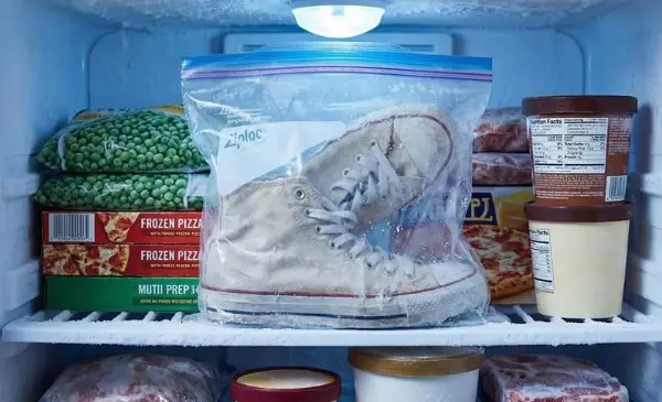 Зошто луѓето ги ставаат патиките во замрзнувач?