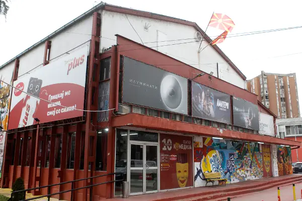 „Кој сум јас?“ – премиера на Театар Комедија