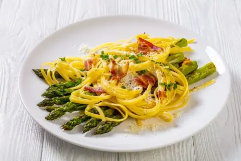 Јуфки со со аспарагус и пушен лосос