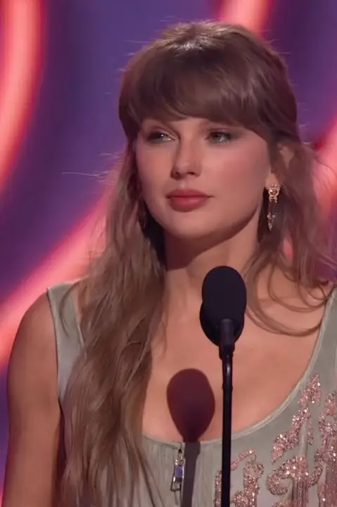 Доминација на Тејлор Свифт: Пејачката зема 7 награди, славеше со вереникот Тревис Келси