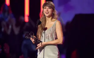 ФОТО+ВИДЕО | Тејлор Свифт издоминира на „Ај харт рејдио“ наградите, сите зборуваат за нејзиниот бакнеж со свршеникот