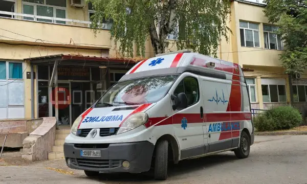 Школски автобус со ученици движејќи се на назад удрил во малолетно девојче кое со тешки повреди било пренесено во болница