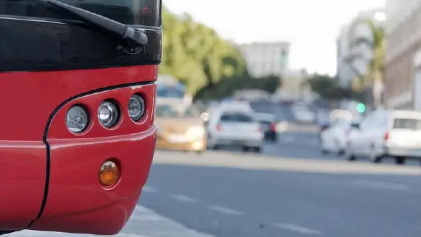 Ученичка тешко повредена – ја удрил автобус кој одел рикверц