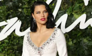 ФОТО | Цел Истанбул гледал во Адријана Лима: Цела во црно, со црвен кармин на устата ги воодушевила Турците