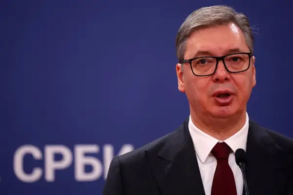 Курти денеска ќе побара нешто многу опасно од Макрон, вели Вучиќ