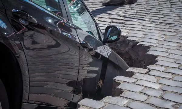 Почнале да дупчат тунел за метро, урнале приватни гаражи (ВИДЕО)