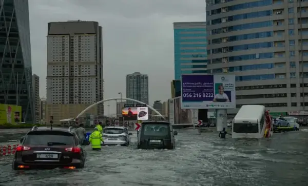 Дубаи под вода: Апокалиптични снимки од невремето во доскорешниот туристички рај (ФОТО)