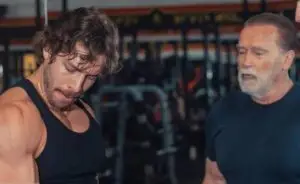 ВИДЕО | Легендарниот Арнолд Шварценегер го подготвува вонбрачниот син за неговиот прв бодибилдинг натпревар