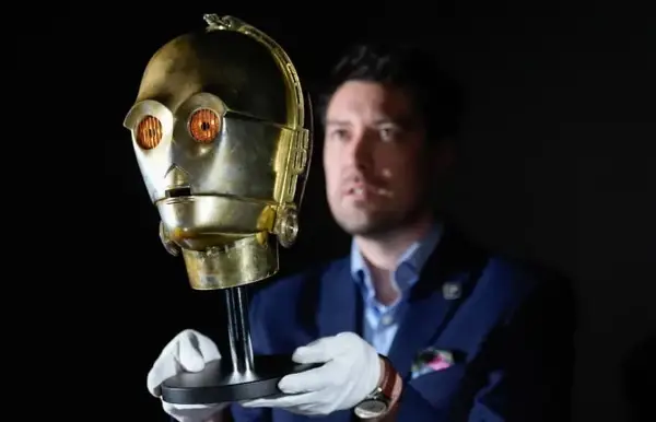 Главата на познатиот робот од „Војна на ѕвездите“ е продадена на аукција- достигна неверојатна цена