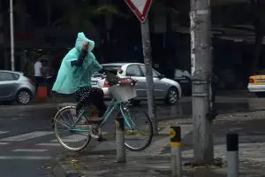 Локални врнежи од дожд, снег на планините и пад на температурите