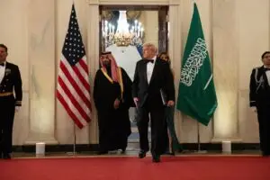 ВИДЕО Трамп му се потсмева на саудискиот принц: Не мислеше дека ќе ми го бакнува задникот