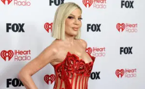 ФОТО | Ја засени и Тејлор Свифт – Ѕвездата од „Беверли Хилс“ со импресивна креација на црвениот тепих