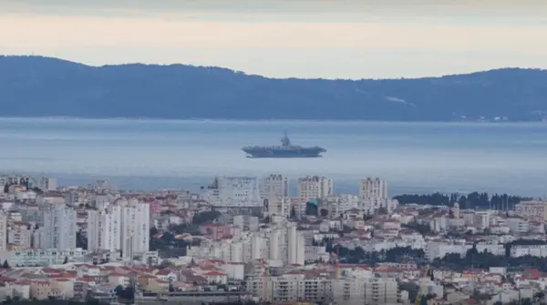 Американскиот носач на авиони „УСС Џералд Р. Форд“ пристигна во Сплит на поправки по пожарот, на новинарите не им е дозволен пристап