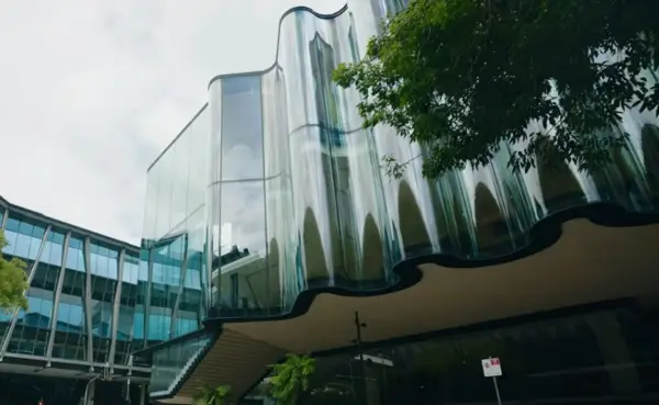 Бранови од стакло - како е направена една од најсложените фасади денес