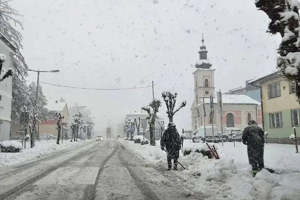 Во делови од Босна откажана наставата – снегот го попречува движењето