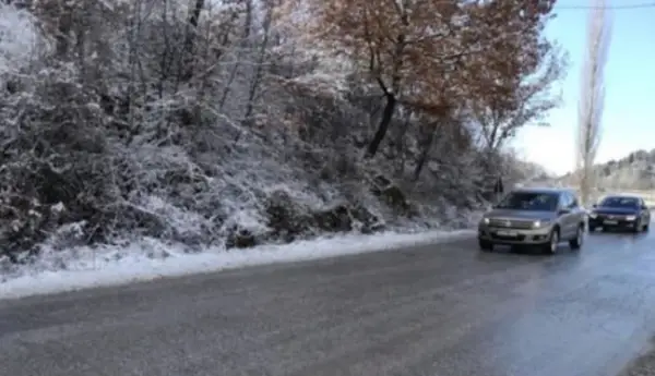 Врнежи од снег на Попова Шапка и во Крушево, сообраќајот се одвива непречено