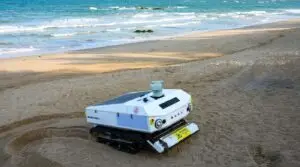 ФОТО | Во овој кинески град роботи ги чистат улиците – сами го отстрануваат ѓубрето од тротоарите и плажите