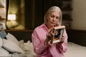 Како поместувањето на часовникот влијае врз луѓето со деменција и кои симптоми не смеете да ги игнорирате